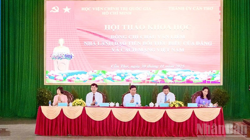 Các đại biểu chủ trì hội thảo.