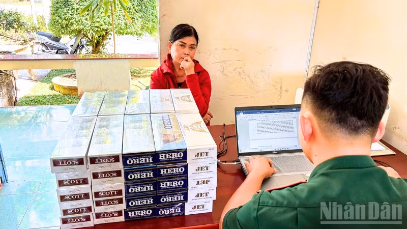 Đối tượng Trương Thị Tươi cùng số tang vật tại cơ quan điều tra.