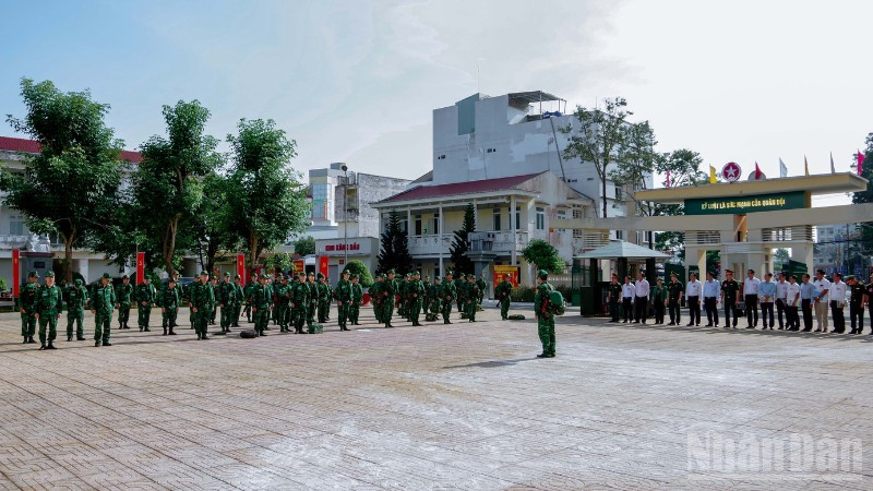 Hạ đạt mệnh lệnh hành quân cơ động lực lượng ra khu căn cứ chiến đấu.