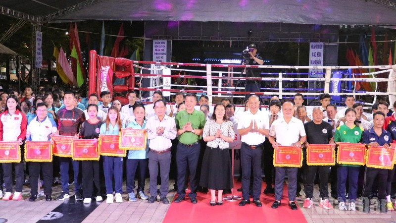 Cần Thơ khai mạc giải Vô địch các câu lạc bộ Kickboxing toàn quốc năm 2025 Các huấn luyện viên, vận động viên nhận cờ lưu niệm từ đơn vị tổ chức.