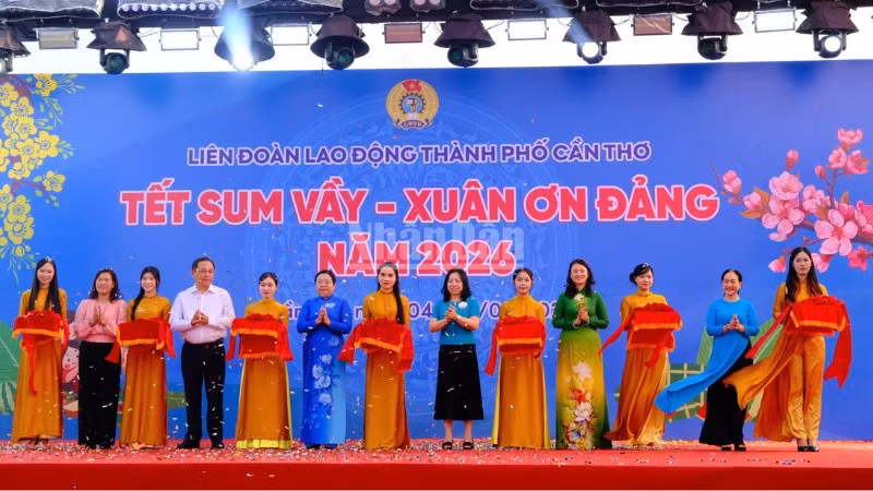 Nghi thức cắt băng khai mạc “Chợ Tết công đoàn”.