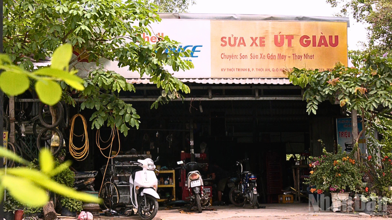 Tiệm sửa xe của ông Giàu nằm lọt thỏm giữa những tán cây ven đường.
