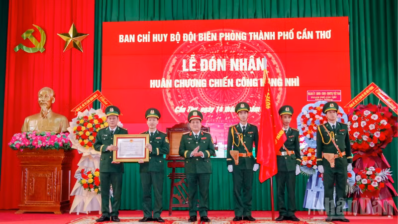 Thiếu tướng Chiêm Thống Nhất, Ủy viên Trung ương Đảng, Phó Tư lệnh, Tham mưu trưởng Quân khu 9 trao Huân chương Chiến công hạng Nhì cho tập thể Bộ đội Biên phòng thành phố Cần Thơ.