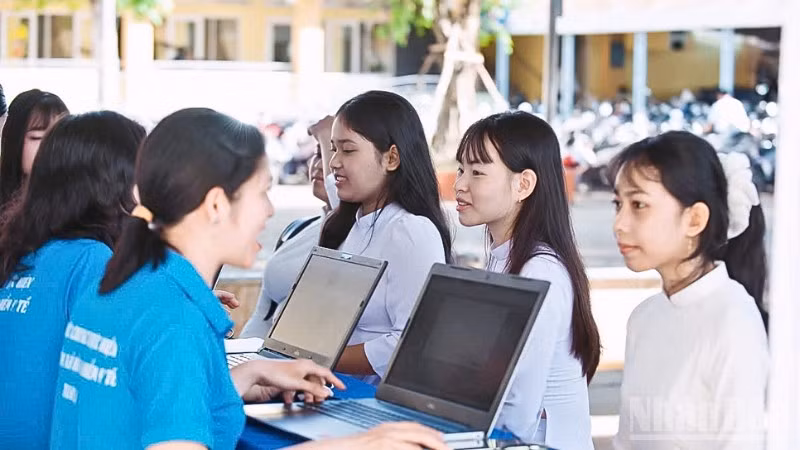 Gian hàng tuyên truyền, tư vấn, giải đáp chính sách bảo hiểm y tế học sinh, sinh viên thu hút đông đảo sự quan tâm của các em.