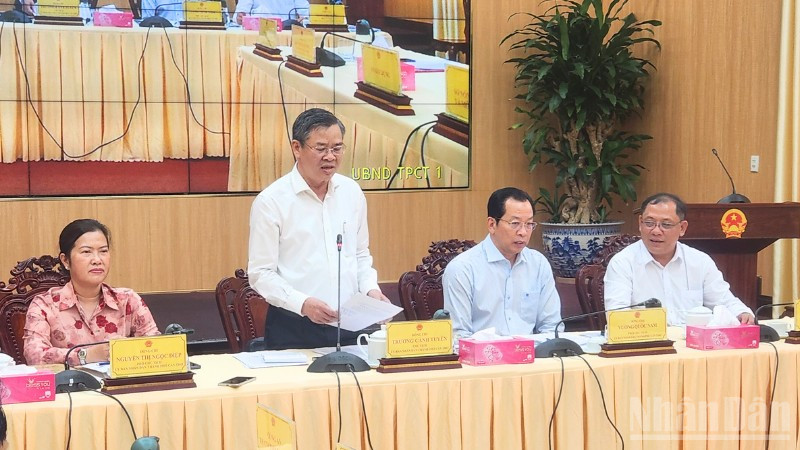 Đồng chí Trương Cảnh Tuyên (đứng), Chủ tịch Ủy ban nhân dân thành phố Cần Thơ phát biểu tại buổi họp trực tuyến với các xã, phường trên địa bàn thành phố.