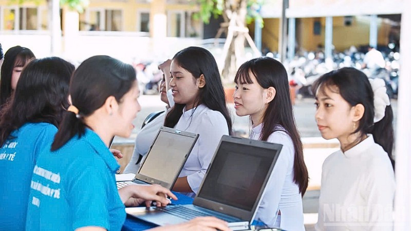 Gian hàng tuyên truyền, tư vấn, giải đáp chính sách bảo hiểm y tế học sinh, sinh viên thu hút đông đảo sự quan tâm của các em.