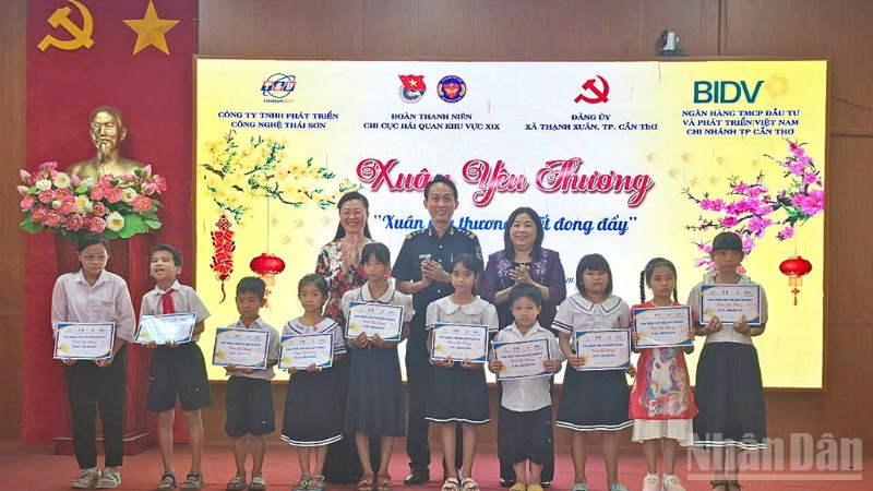 Bà Mã Thị Tươi (áo tím), Phó Chủ tịch Thường trực Hội đồng nhân dân thành phố Cần Thơ tặng học bổng cho các em học sinh.