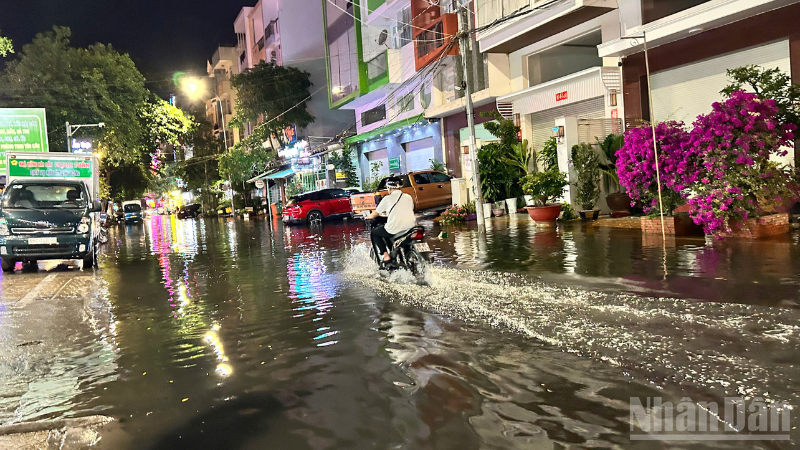 Nhiều tuyến đường trung tâm thành phố Cần Thơ ngập nặng sau cơn mưa.