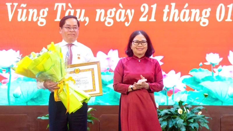 Bí thư Tỉnh ủy Phạm Viết Thanh nhận Huy hiệu 40 năm tuổi Đảng.