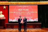 Đồng chí Lê Minh Hưng, Ủy viên Bộ Chính trị, Bí thư Trung ương Đảng, Trưởng ban Tổ chức Trung ương trao quyết định của Bộ Chính trị và tặng hoa chúc mừng đồng chí Hoàng Quốc Khánh.