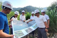 Đại diện chủ đầu tư cùng các nhà thầu thực tế hiện trường, xác định các vị trí “đường găng” đề xuất địa phương ưu tiên sớm bàn giao mặt bằng dự án.