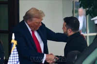 Tổng thống Mỹ Donald Trump (trái) đón Tổng thống Ukraine Volodymyr Zelensky tại Washington D.C., ngày 18/8/2025. (Ảnh: THX/TTXVN)