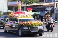 Đoàn xe cung tiễn xá lợi Đức Phật Thích Ca Mâu Ni rời chùa Quán Thế Âm ra Sân bay quốc tế Đà Nẵng, chiều 2/6. (Ảnh: ANH ĐÀO)