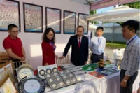 Thứ trưởng Phùng Đức Tiến thăm gian trưng bày công nghệ nuôi trồng và giống thủy sản của Viện Nghiên cứu Hải sản. (Ảnh: Bảo Thắng)