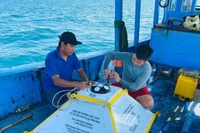 Lắp đặt thiết bị quan trắc sóng và dòng chảy (Signature 500) tại Vịnh Nha Trang, tỉnh Khánh Hòa. (Ảnh HIẾU THỊNH)