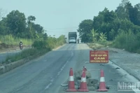 Dù có hiệu lệnh cấm, xe chở cát vẫn chạy vào đường bị sạt ta-luy âm tại khu công nghiệp Âu Lâu, cần xử lý nghiêm. (Ảnh: THANH SƠN)