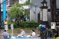 Đường phố bị ngập lụt ở Bali, Indonesia. 