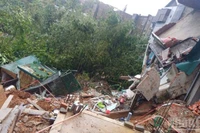 Ngôi nhà số 74, đường Hùng Vương, xã Khe Sanh đã bị sập một phần do sạt lở đất.