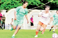 Câu lạc bộ SHB (áo trắng) vô địch Giải bóng đá nữ 7 người Queen League S1 năm 2024.