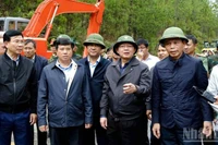 Phó Thủ tướng Hồ Quốc Dũng và lãnh đạo tỉnh Lâm Đồng kiểm tra hiện trường sạt lở và chỉ đạo công tác khắc phục tại đèo Mimosa sáng 21/11.