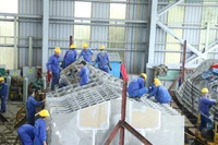 Công nhân Công ty Đóng tàu Hồng Hà triển khai đóng mới sản phẩm.