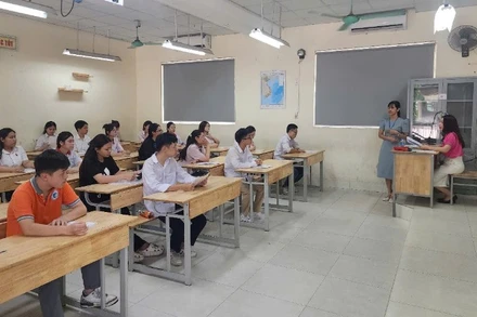 Thí sinh trước giờ làm bài tại điểm thi Trường trung học cơ sở Lĩnh Nam (phường Vĩnh Hưng, Hà Nội). (Ảnh: Long Thành)