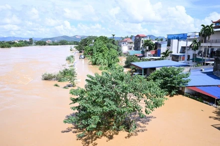 Khu vực gần cầu Bến Tượng qua sông Cầu thuộc phường Phan Đình Phùng, tỉnh Thái Nguyên ngày 8/10 bị ngập nặng. (Ảnh: TRẦN HẢI)