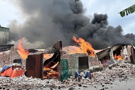 Đám cháy xưởng gia công gỗ có tổng diện tích 450m2.