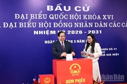 Thủ tướng Chính phủ Phạm Minh Chính và Phu nhân thực hiện quyền công dân, bỏ phiếu lựa chọn những đại biểu tiêu biểu, đại diện cho ý chí và nguyện vọng của nhân dân. (Ảnh: TRẦN HẢI)