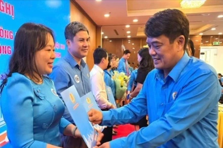 Ông Bùi Thanh Nhân, Chủ tịch Liên đoàn Lao động Thành phố Hồ Chí Minh trao quyết định thành lập công đoàn cho các Chủ tịch Công đoàn phường, xã, đặc khu trên địa bàn thành phố. (Ảnh: Nam Dương) 