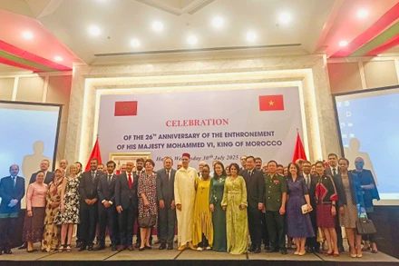 Các đại biểu dự buổi chiêu đãi kỷ niệm lần thứ 26 ngày lên ngôi của Quốc vương Morocco Mohammed VI. (Ảnh: HỒNG HẠNH)