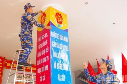 Thượng tá Hà Văn Hậu, Phó Chính ủy Lữ đoàn chỉ đạo công tác trang trí tuyên truyền cho bầu cử.