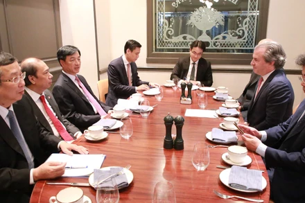 Bí thư Thành ủy Hà Nội Nguyễn Duy Ngọc làm việc với Tập đoàn Rosen Partners ngày 19/2/2026. (Ảnh: TTXVN)