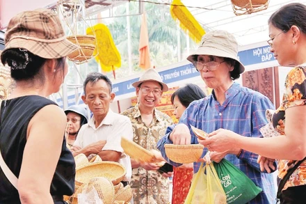 Với nguồn lực còn hạn chế của mô hình kinh doanh truyền thống, các hộ kinh doanh gặp nhiều khó khăn trong giai đoạn hiện nay. (Ảnh: NAM HẢI)