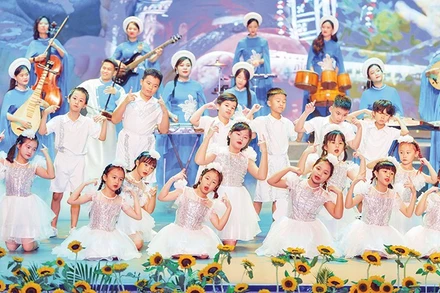 Học sinh hệ thống Trường TH (TH School) biểu diễn tại Chương trình nghệ thuật “Từ sự thấu hiểu - Tạo sự thay đổi”.