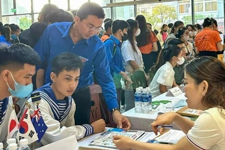 Tư vấn, giới thiệu việc làm cho quân nhân chuẩn bị xuất ngũ và các bạn trẻ tại thành phố Đà Nẵng. (Ảnh: HUY ĐẠT)