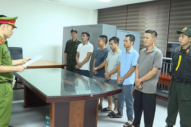 Cơ quan Công an công bố các quyết định khởi tố các bị can.