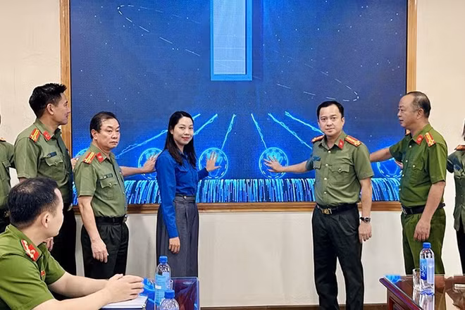 Các đại biểu thực hiện nghi thức ra mắt " Mô phỏng phòng, chống lừa đảo" (Ảnh Công an Thanh Hóa).