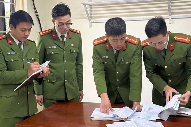 Lực lượng Công an nghiên cứu tài liệu liên quan vụ án.