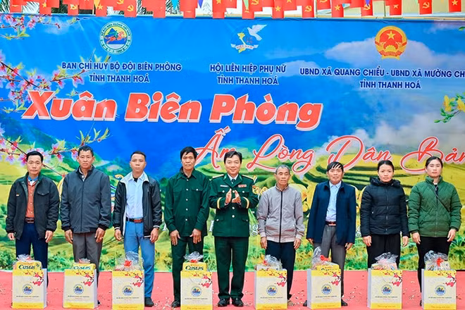 Bộ đội Biên phòng Thanh Hóa trao tặng quà tới các gia đình, cá nhân vùng biên.