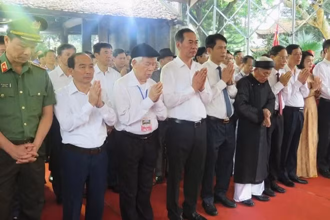 Các đại biểu tưởng niệm, tri ân Hoàng đế Lê Đại Hành.