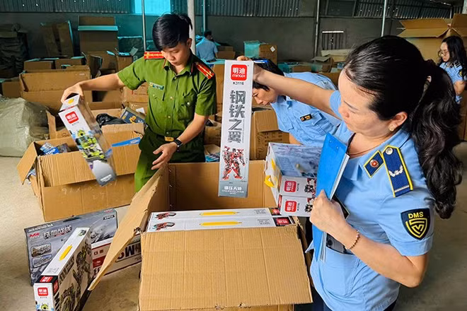 Quản lý thị trường cùng Công an kiểm tra nhóm hàng hóa là đồ chơi. ( Ảnh: Công an Thanh Hóa)