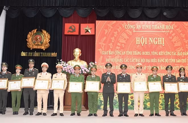 Bộ Công an, Ủy ban nhân tỉnh Thanh Hóa tặng Bằng khen cho các tập thể, cá nhân có chiến công, thành tích xuất sắc.