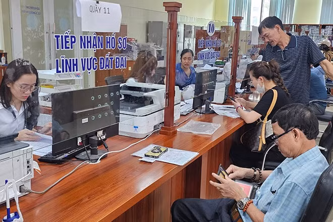 Người dân làm thủ tục hành chính liên quan đất đai ở phường Hạc Thành.