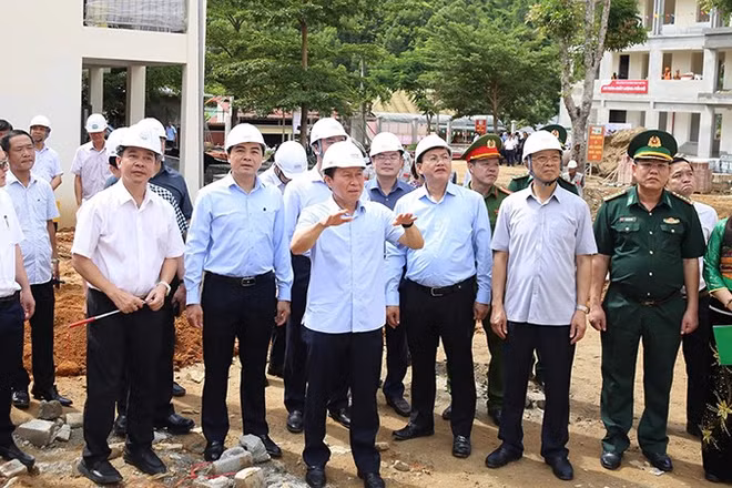 Phó Thủ tướng Chính phủ kiểm tra, trao đổi bảo đảm tiến độ, chất lượng xây dựng trường liên cấp ở Yên Khương, tỉnh Thanh Hóa.