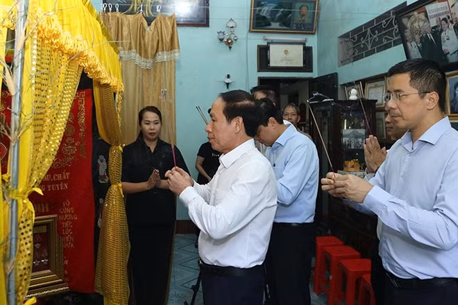 Phó Thủ tướng Chính phủ và lãnh đạo tỉnh Thanh Hóa viếng Anh hùng Lực lượng vũ trang nhân dân Ngô Thị Tuyển.