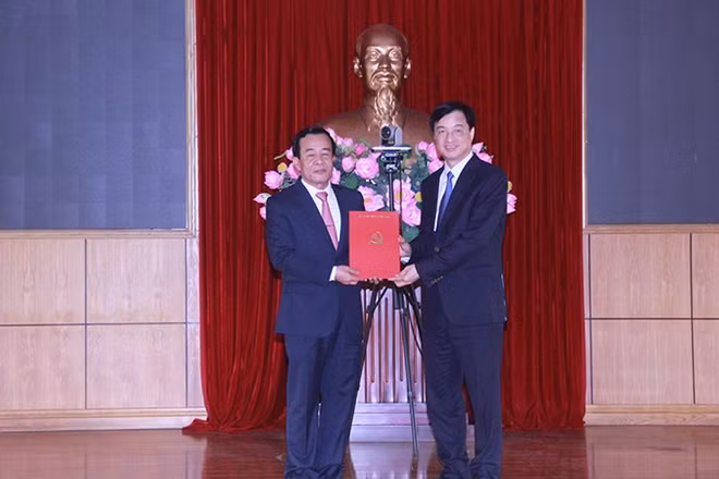 Lãnh đạo Ban Tổ chức Trung ương trao quyết định đồng chí Lê Đức Thái, Bí thư Tỉnh ủy Thanh Hóa.