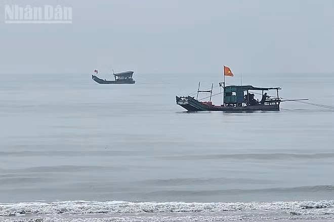 Phương tiện của ngư dân Thanh Hóa đánh bắt hải sản, cập bờ trong ngày. (Ảnh: MAI LUẬN)