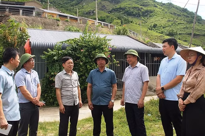 Các đại biểu Hội đồng nhân dân tỉnh Thanh Hóa giám sát tại khu tái định cư bên cầu Chiềng Nưa, xã Trung Lý.