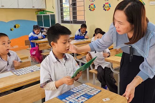 Giáo viên ở Thanh Hóa với học sinh tiểu học.